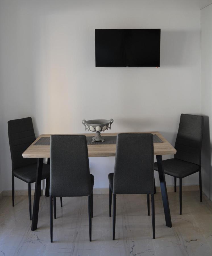 Anezinas Place Apartment เปริสซา ภายนอก รูปภาพ